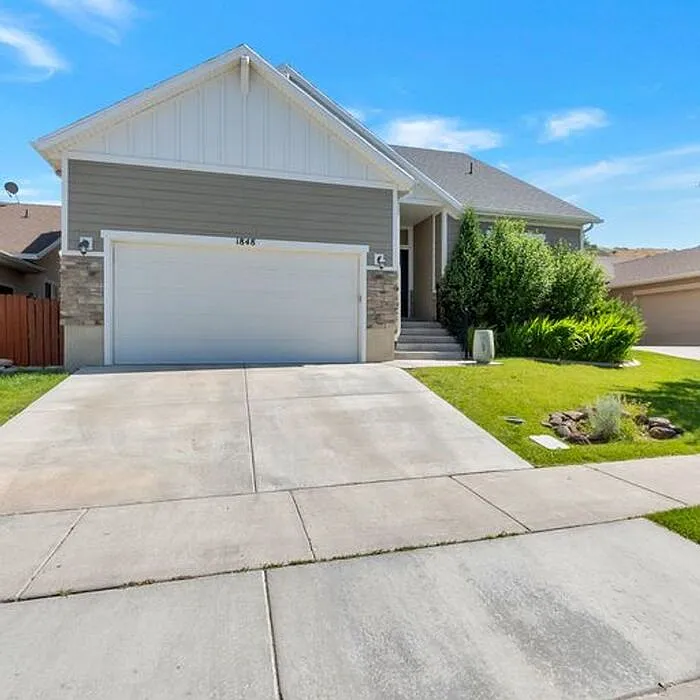 5 bed, 3.0 bath, 2813 sqft, $2,595 — Photo 2