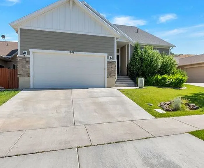 1848 W Woodview Dr — Photo 2
