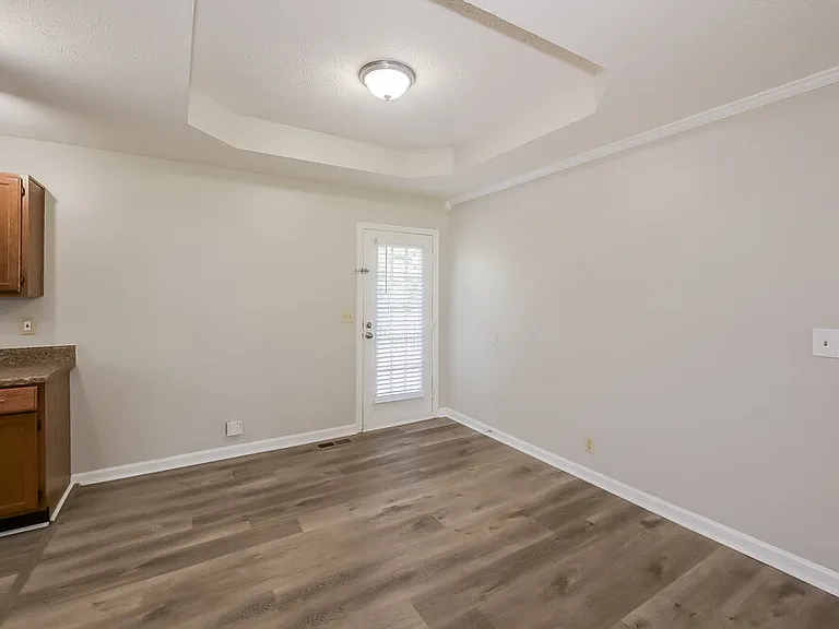 121 Lee Ct — Photo 6