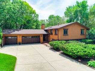 9135 Forest Hills Cir, Bloomington, MN 55437