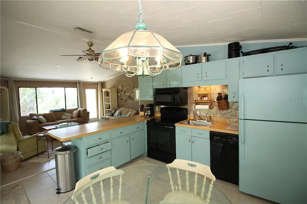 2 bed, 1.5 bath, 784 sqft, $6,200 — Photo 4