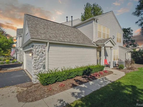 556 Dockside Cir, Holly, MI 48442