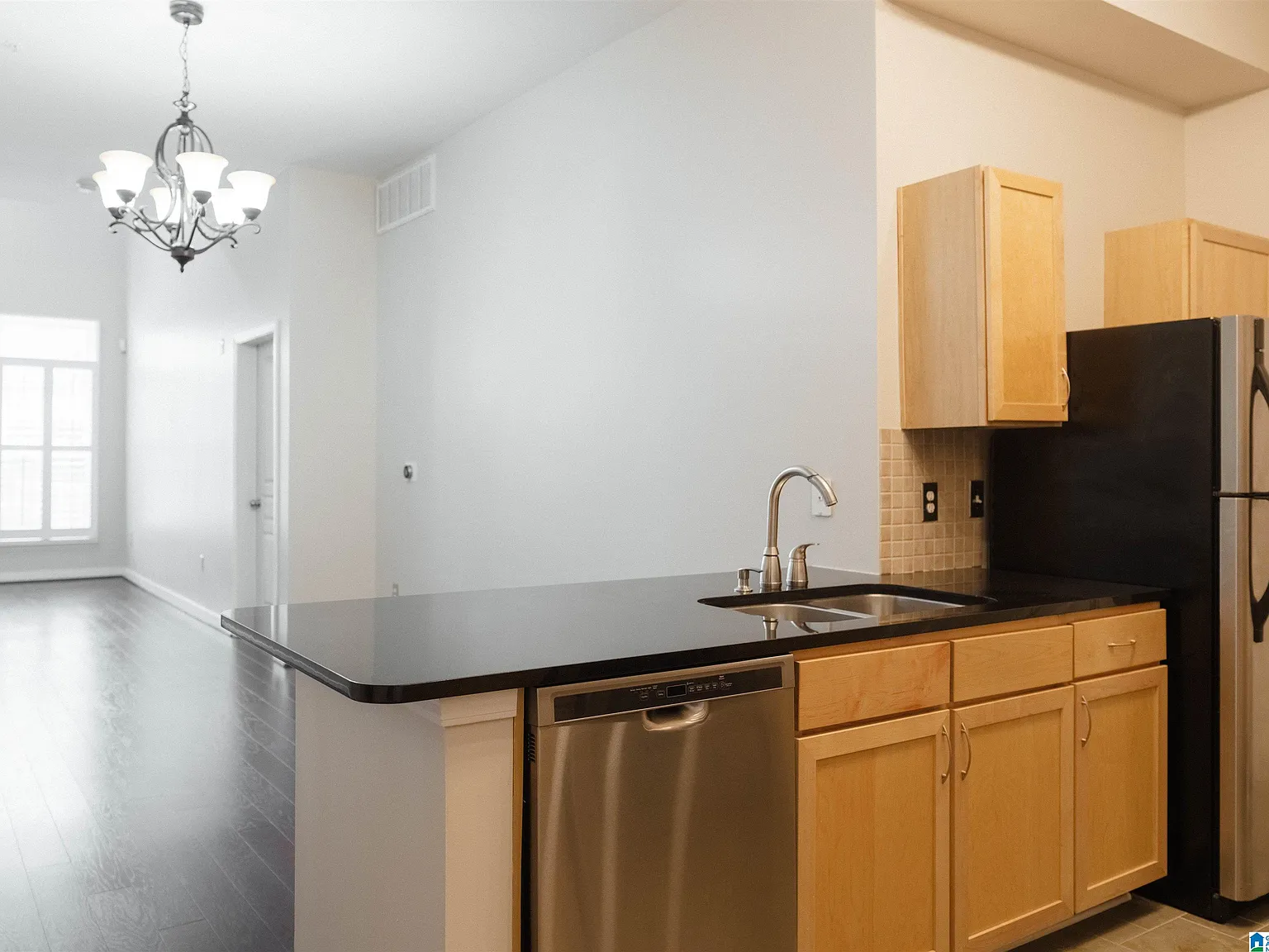 3 bed, 2.5 bath, 1600 sqft, $2,300 — Photo 2