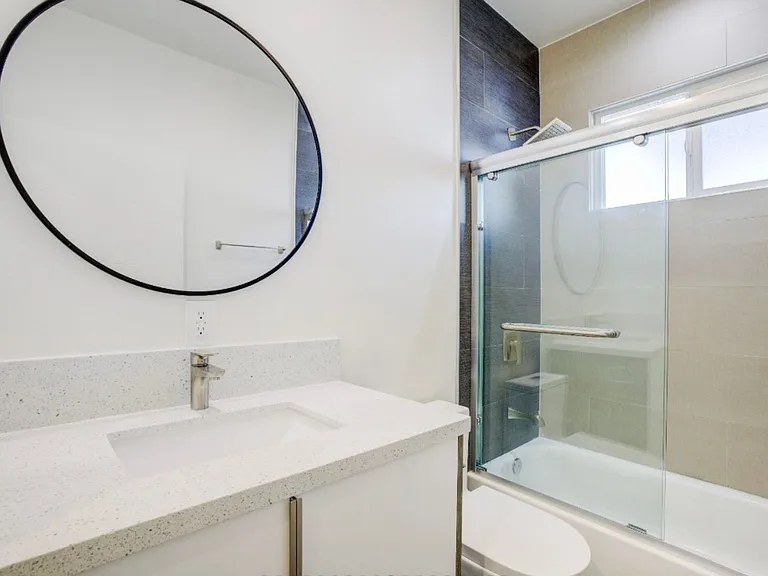 5639 Riverton Ave — Photo 16
