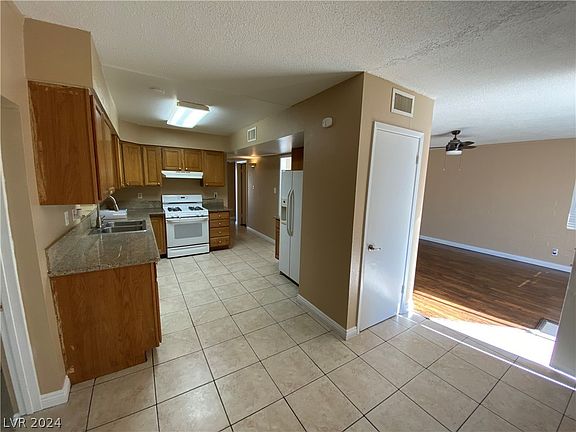 4th image of 1120 Greenway Dr
