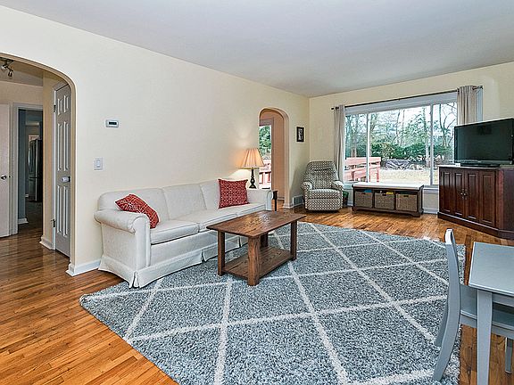 3rd image of 4553 Chippewa Dr