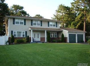 3 Crescent St, Selden, NY 11784