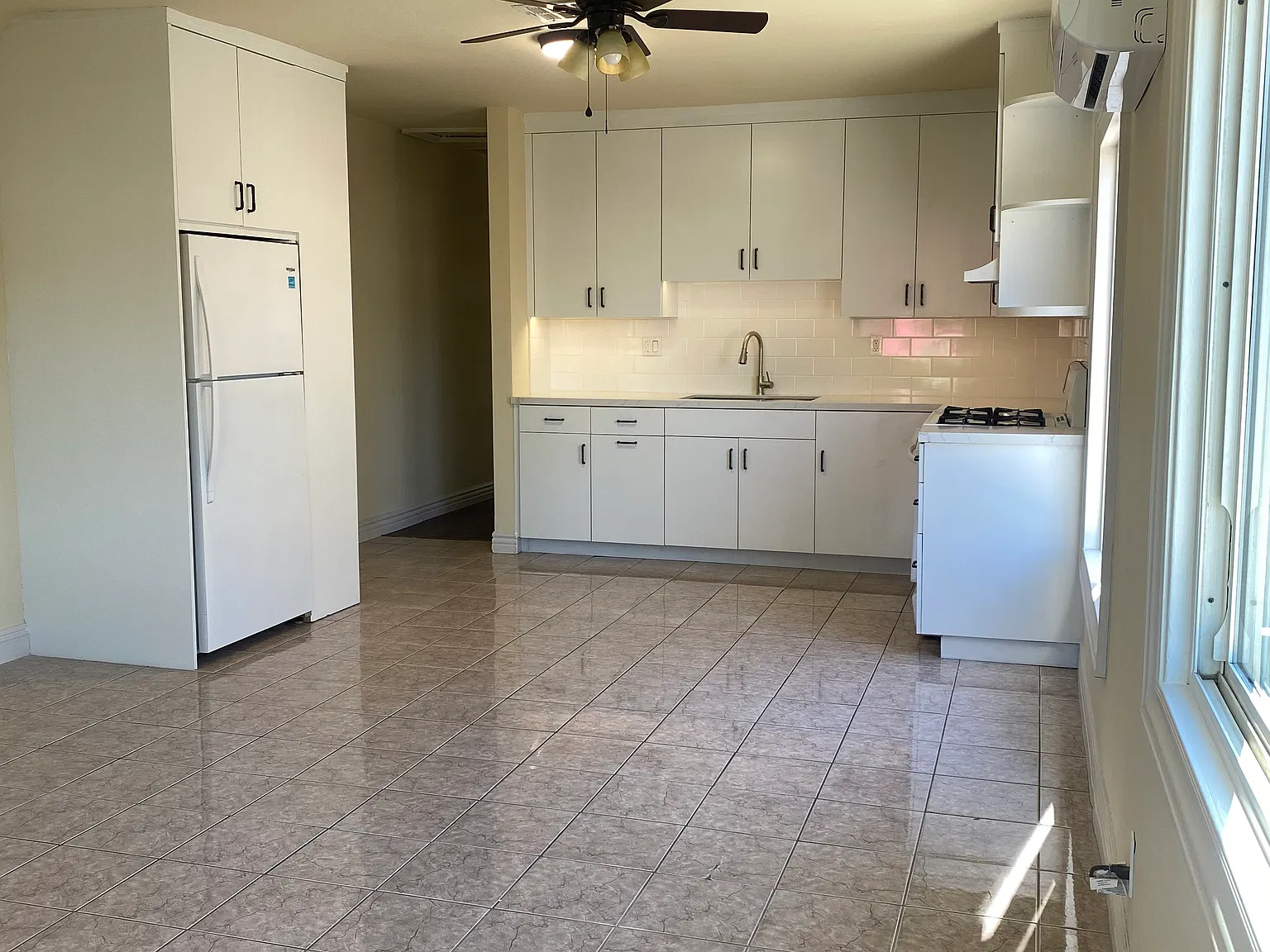 2 bed, 800 sqft, $2,500 — Photo 4
