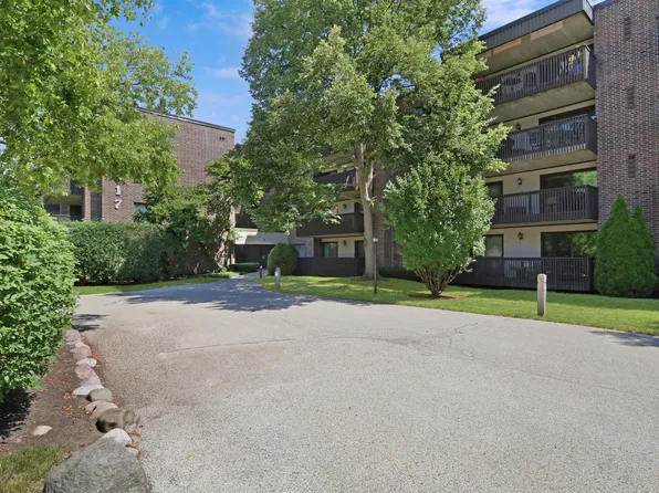917 Vose Dr APT 405, Gurnee, IL 60031