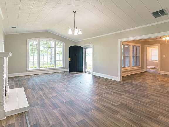 4th image of 318 Summerland Ave