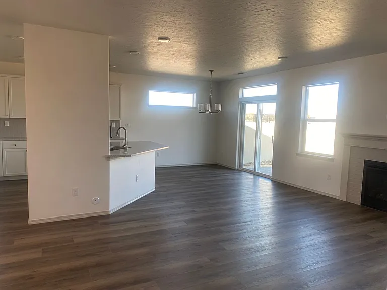 1062 N Rockdale Way — Photo 3
