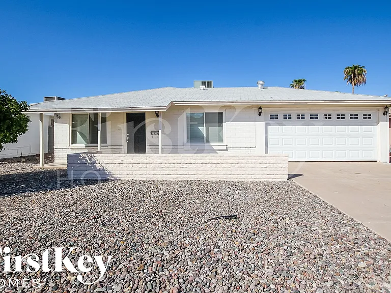 2324 E Paradise Dr — Photo 2