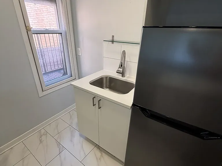 490 Gilmour St #3 — Photo 8