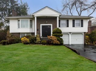 128 Crescent Dr, Albertson, NY 11507