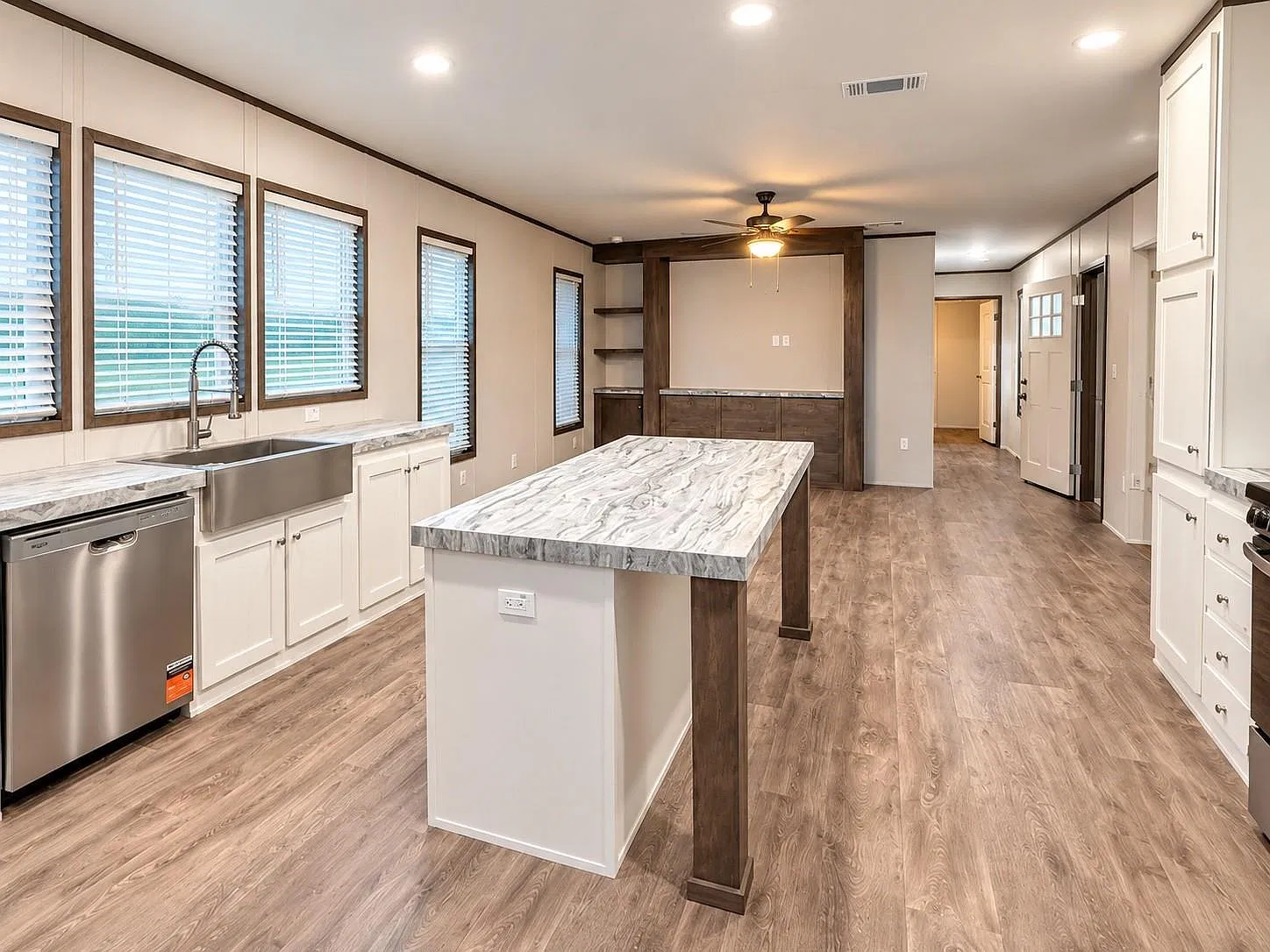 3 bed, 2.0 bath, 1191 sqft, $1,699 — Photo 4