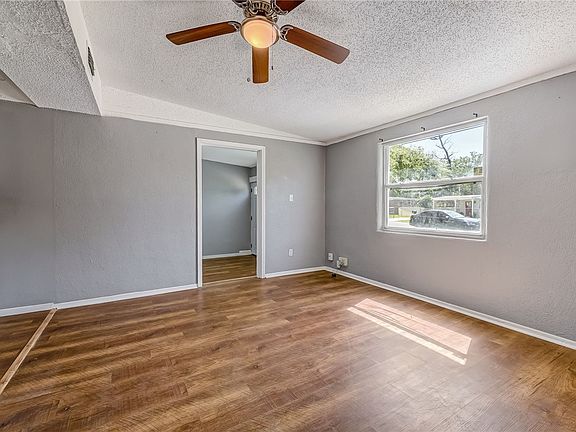 4th image of 10424 Pinehurst Dr