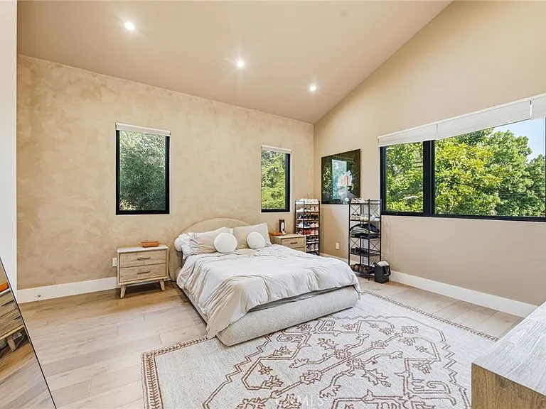 13135 Chandler Blvd — Photo 33
