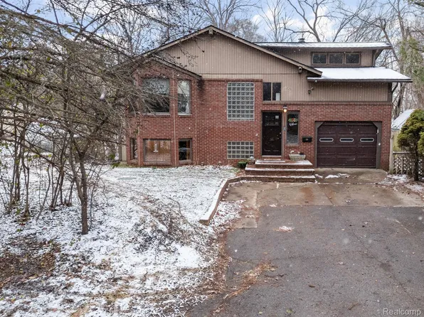 65 Oak Pl, White Lake, MI 48386