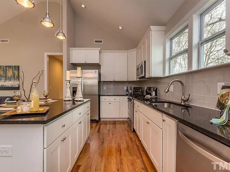 705 E Lenoir St — Photo 5