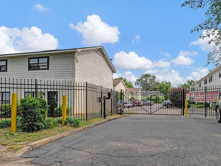 696 Hobbs Dr — Photo 2