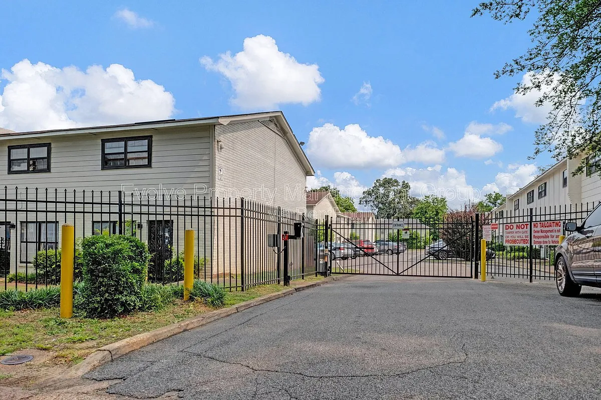 Building Photo - 696 Hobbs Dr
