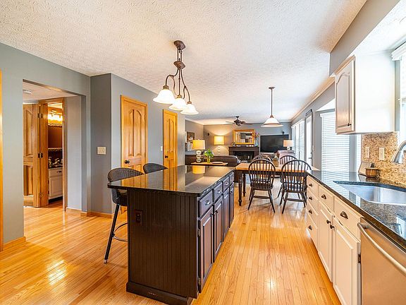 3rd image of 566 Lake Knoll Ct