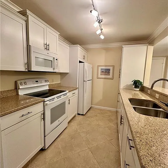 555 Park Shore Dr #B-205 — Photo 12