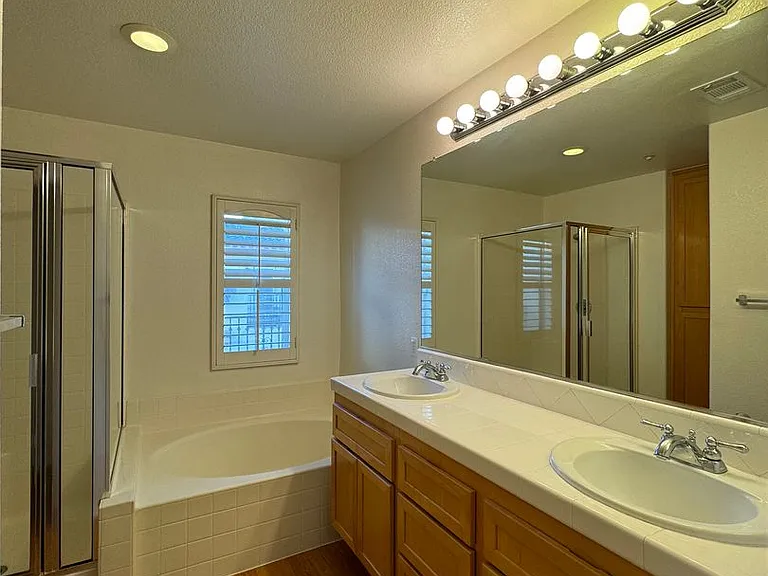 616 E Walnut St — Photo 32