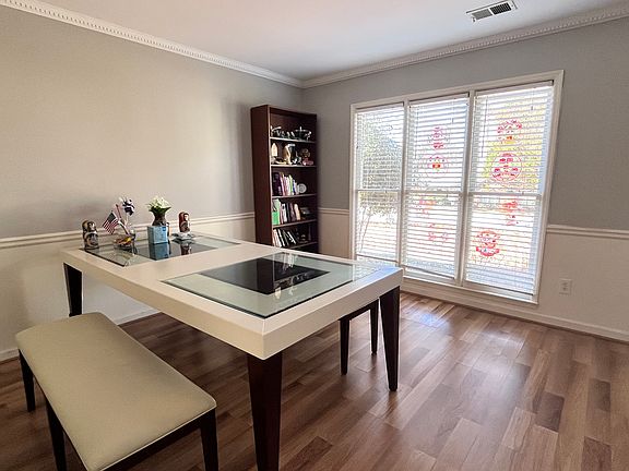 5th image of 208 Crescent Oak