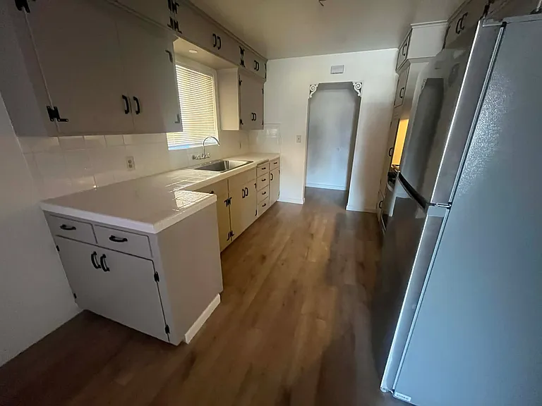 480 Iona Ave — Photo 7