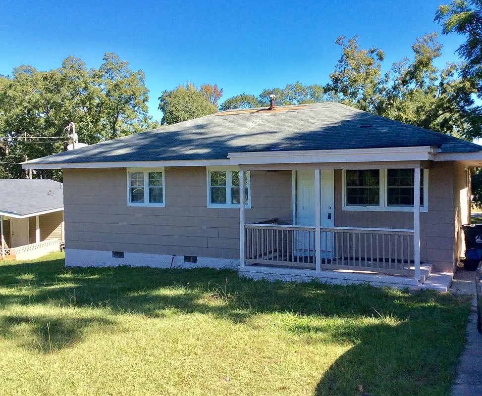 3 bed, 1.0 bath, 1000 sqft, $1,000 — Photo 1