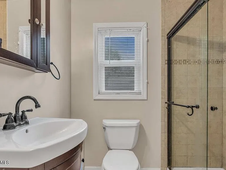 402 Ryders Ln — Photo 14
