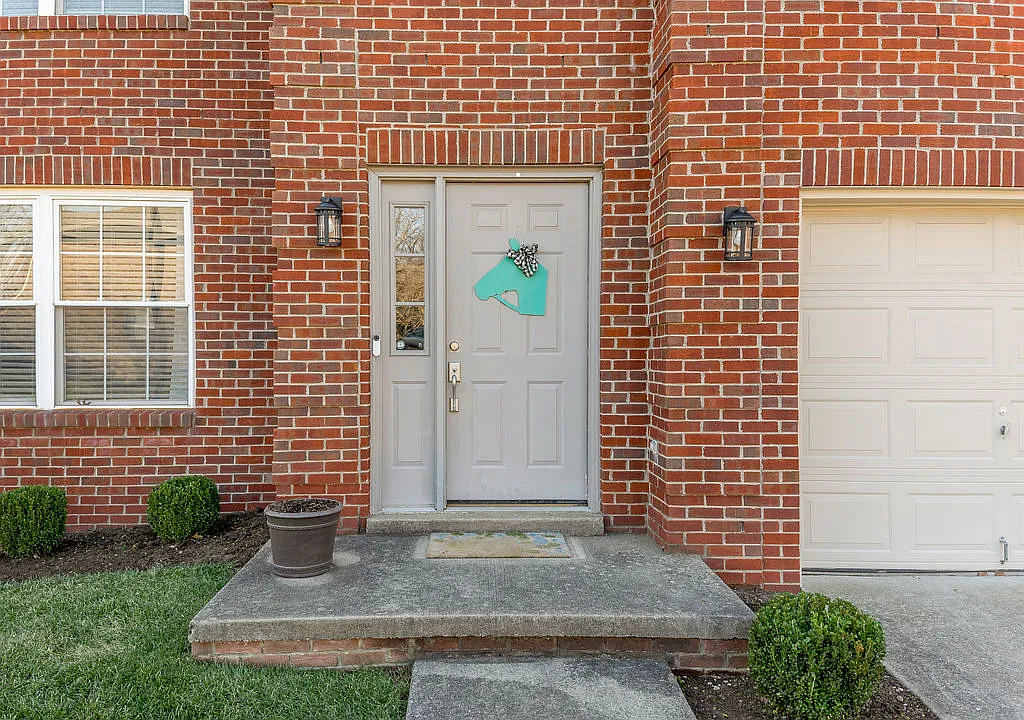 4 bed, 2.5 bath, 2350 sqft, $3,100 — Photo 4