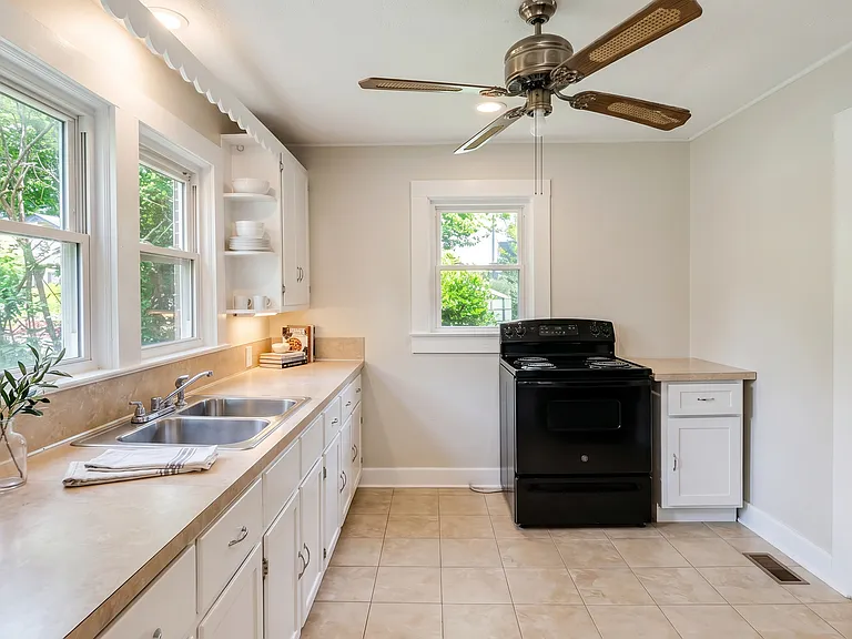 1646 Berkley St SW — Photo 8