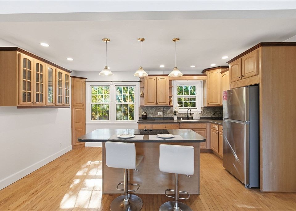 1st image of 112 Maple St APT 6