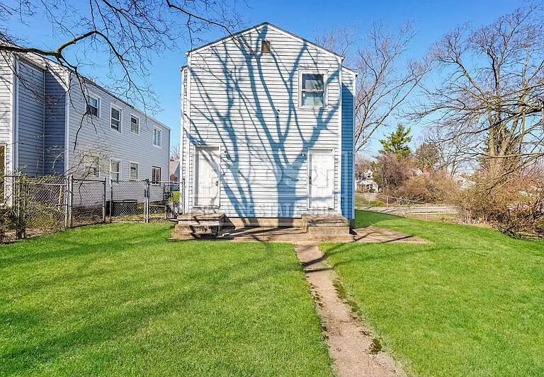 108 Columbian Ave #B — Photo 2