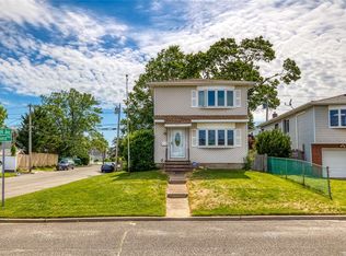 257 Riviera Pkwy, Lindenhurst, NY 11757