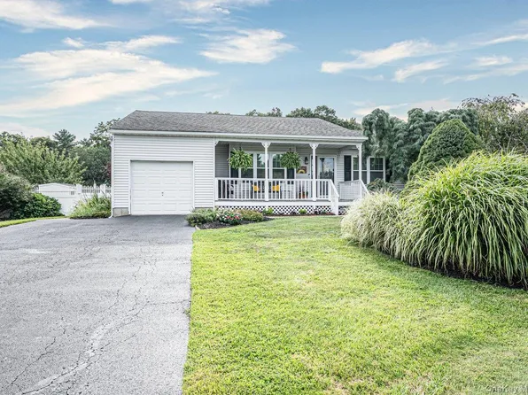 39 Creekside Drive, Middle Island, NY 11953