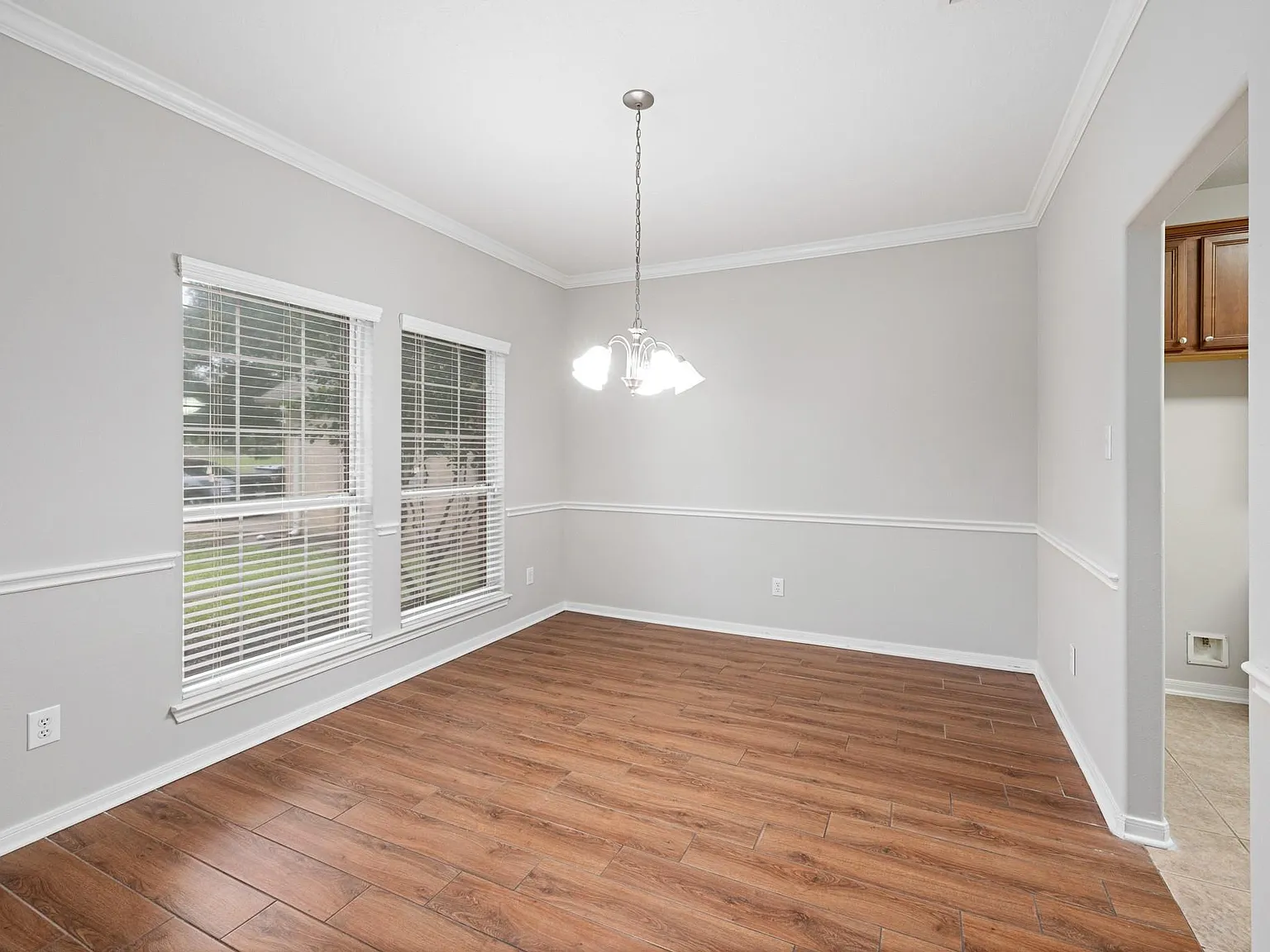 5 bed, 2.5 bath, 2540 sqft, $2,800 — Photo 4