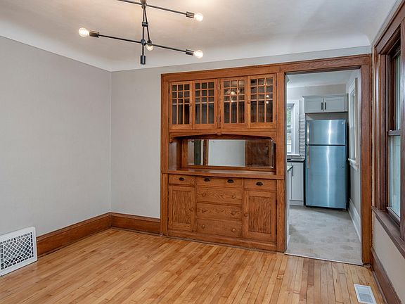 5th image of 1755 Bush Ave