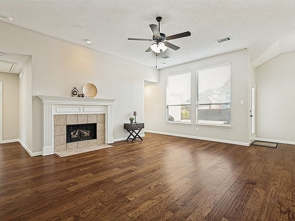 5th image of 817 Aylesbury Dr