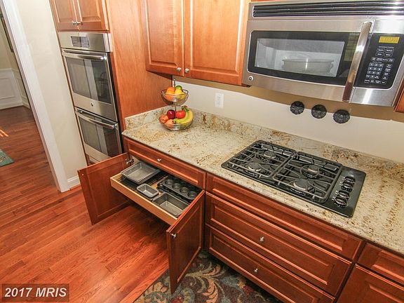 Pull out drawers for easy access