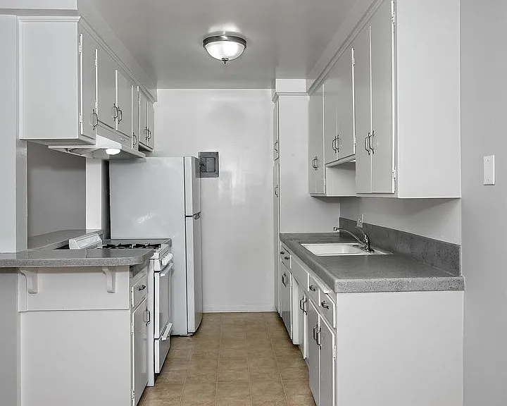 1066 Spazier Ave — Photo 8