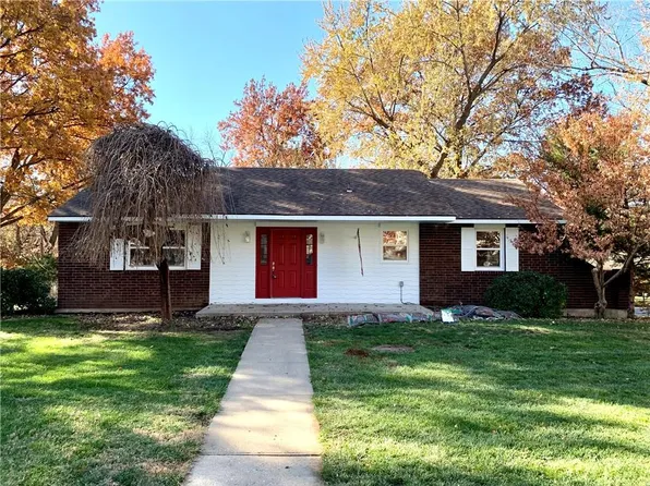 36 S Carriage Dr, Saint Joseph, MO 64506