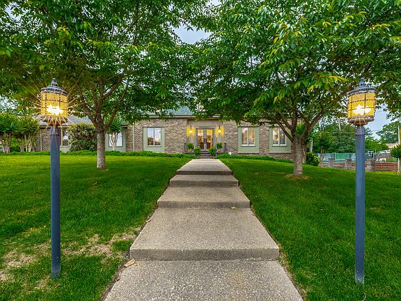 3rd image of 3620 Glen Oaks Dr