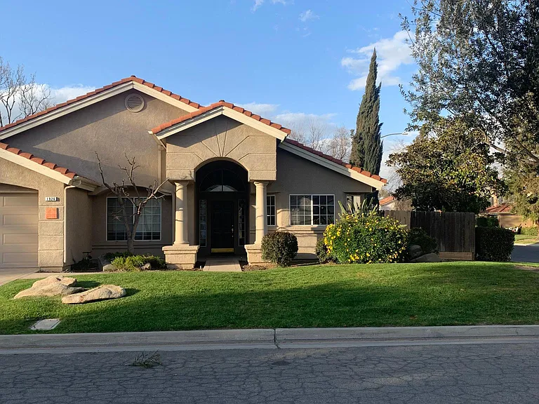 1926 E Lester Ave — Photo 2