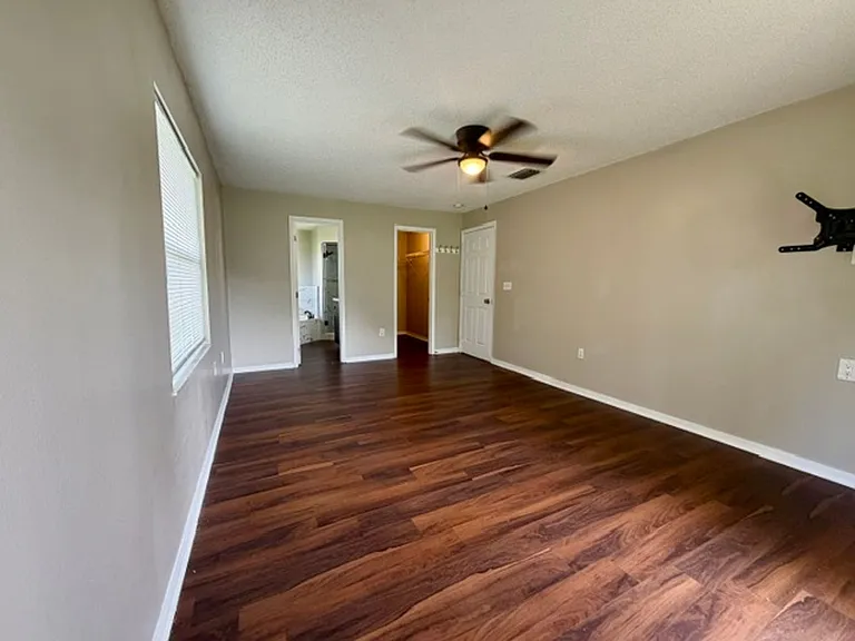 3175 Victoria Dr — Photo 8