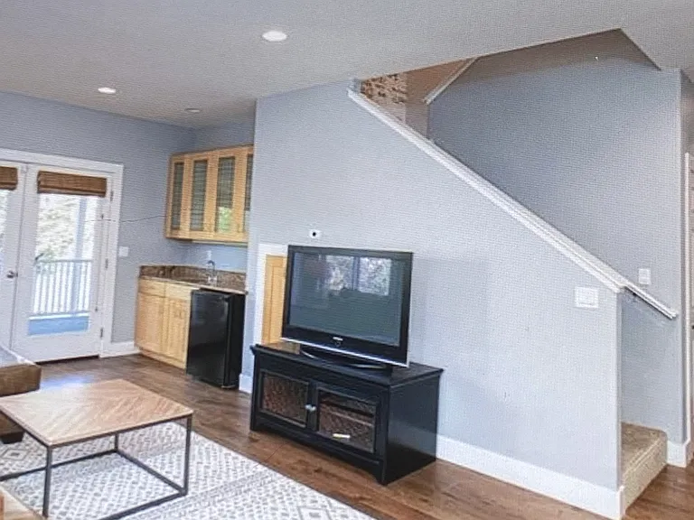 324 Selma St — Photo 7