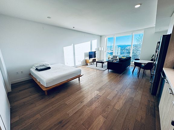 4th image of 188 W Saint James St #10610