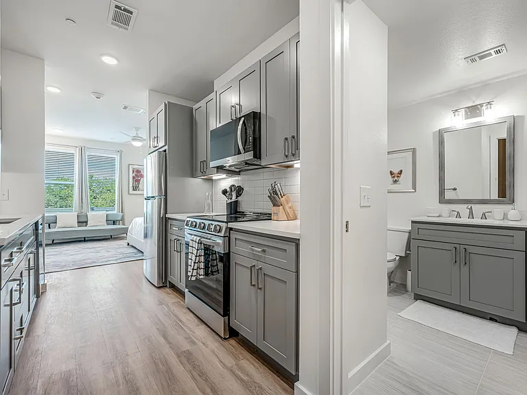 East 9th Apartments — Photo 2